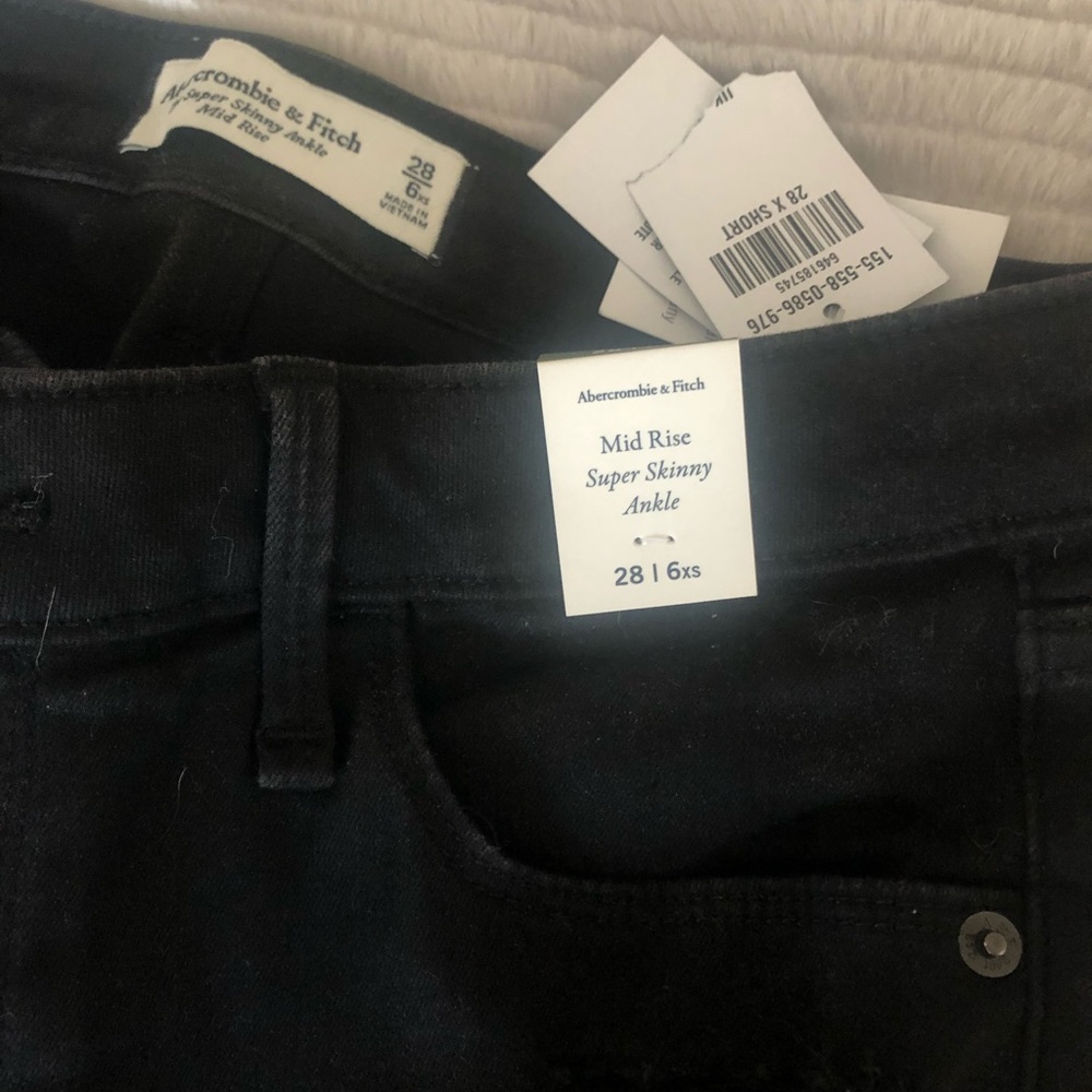 NWT! A&F Super Skinny Black Denim                           Size 6; extra short